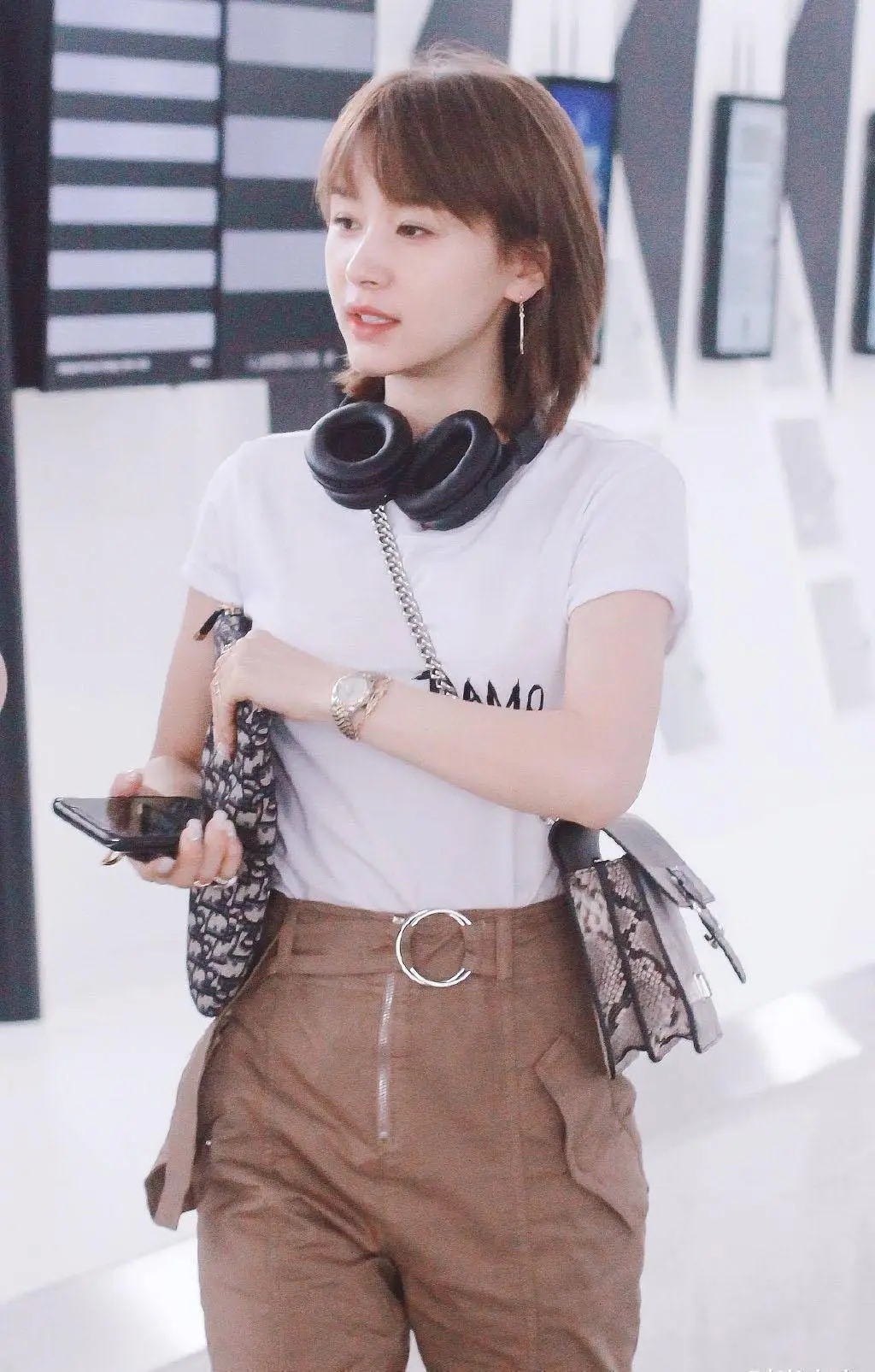 原创王子文近日综艺照穿不规则衬衫搭超短裤亮相长发造型有点惊艳