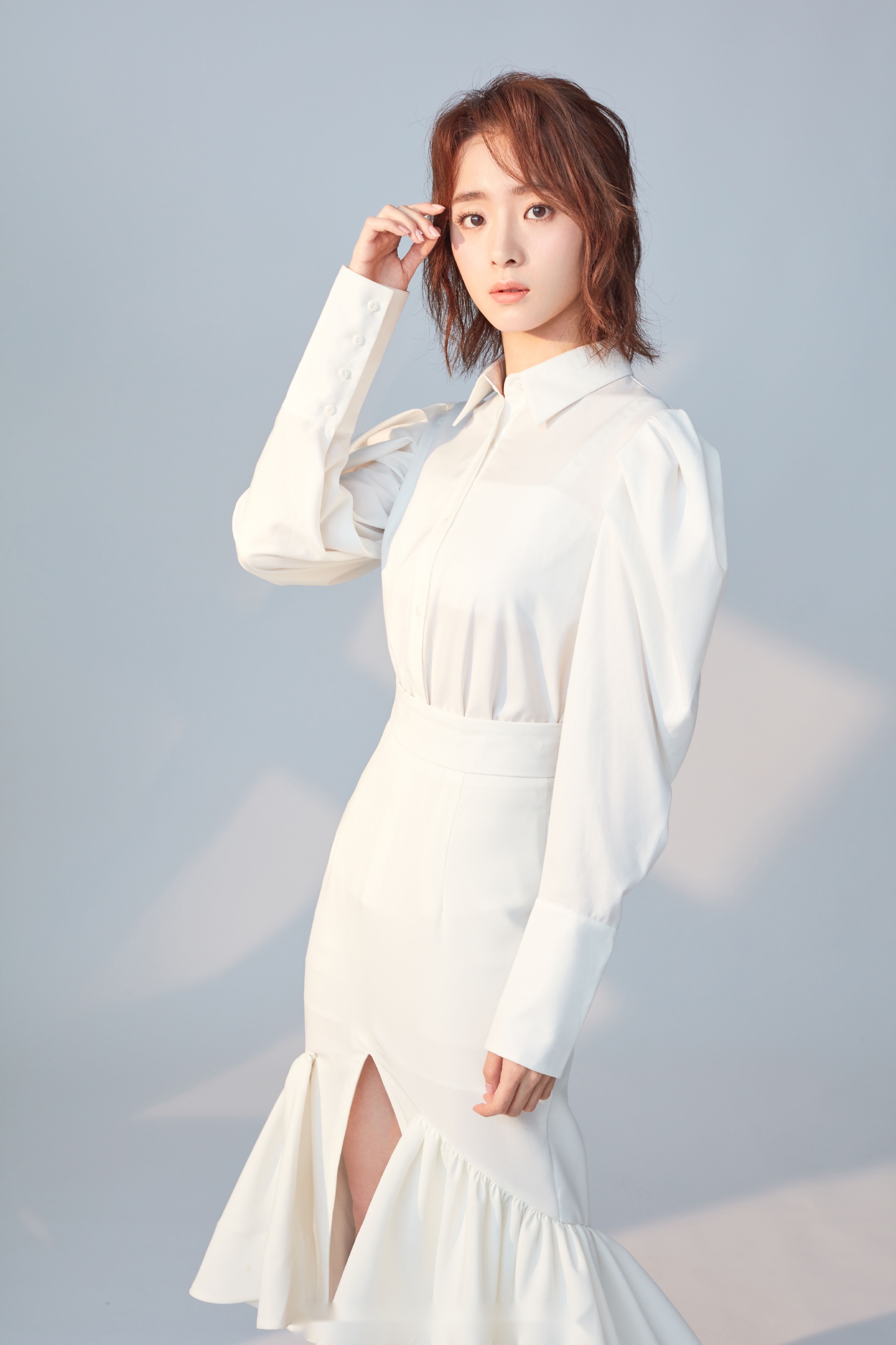 照片中的胡冰卿,妆容清新素雅,棕色系微蓬短发干练中不失可爱,鱼尾