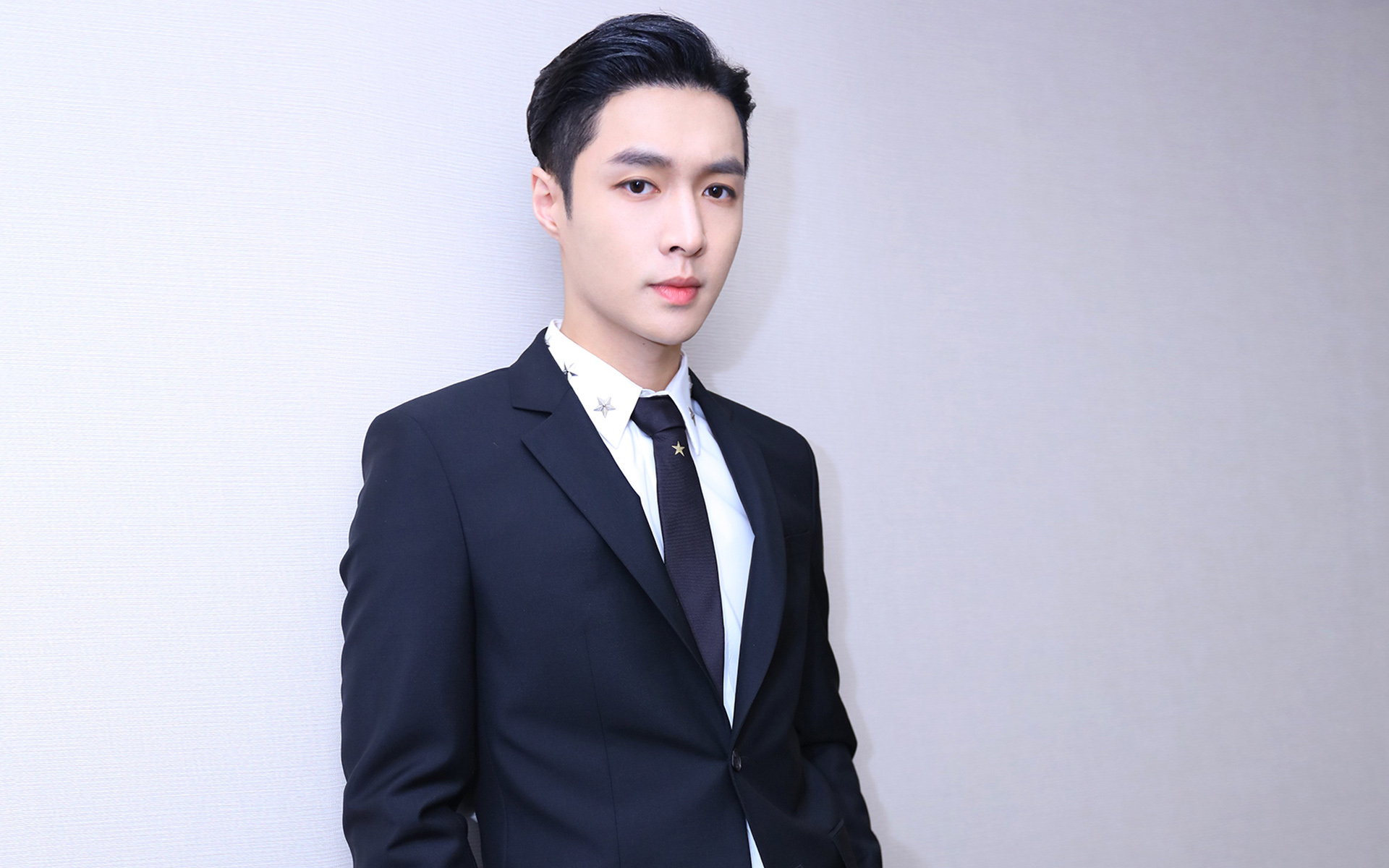 张艺兴西装帅气写真高清桌面壁纸