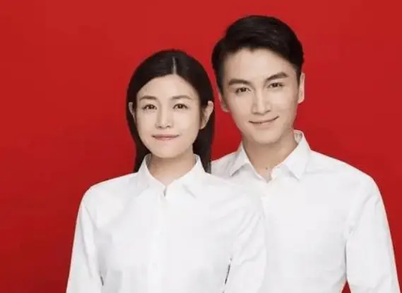 乍一看魏晨的结婚证照片还是有些新鲜,毕竟太多人的结婚证都是大红底