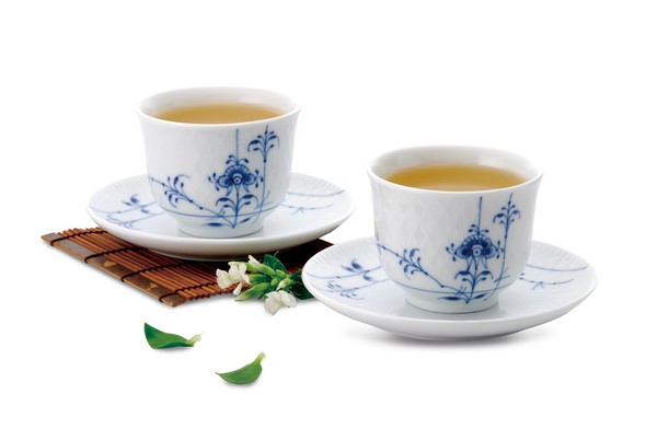 中式茶杯品茗雅致 赏月有诗意