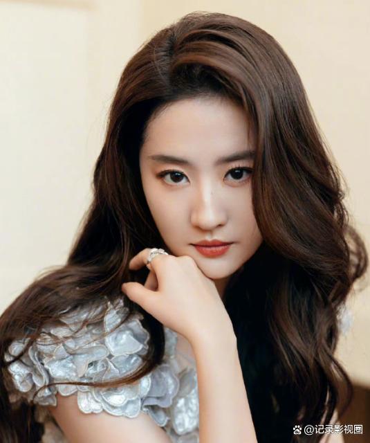 对于有着严苛上镜需求的女明星而言,拥有一个好的鼻子无非就是给脸上