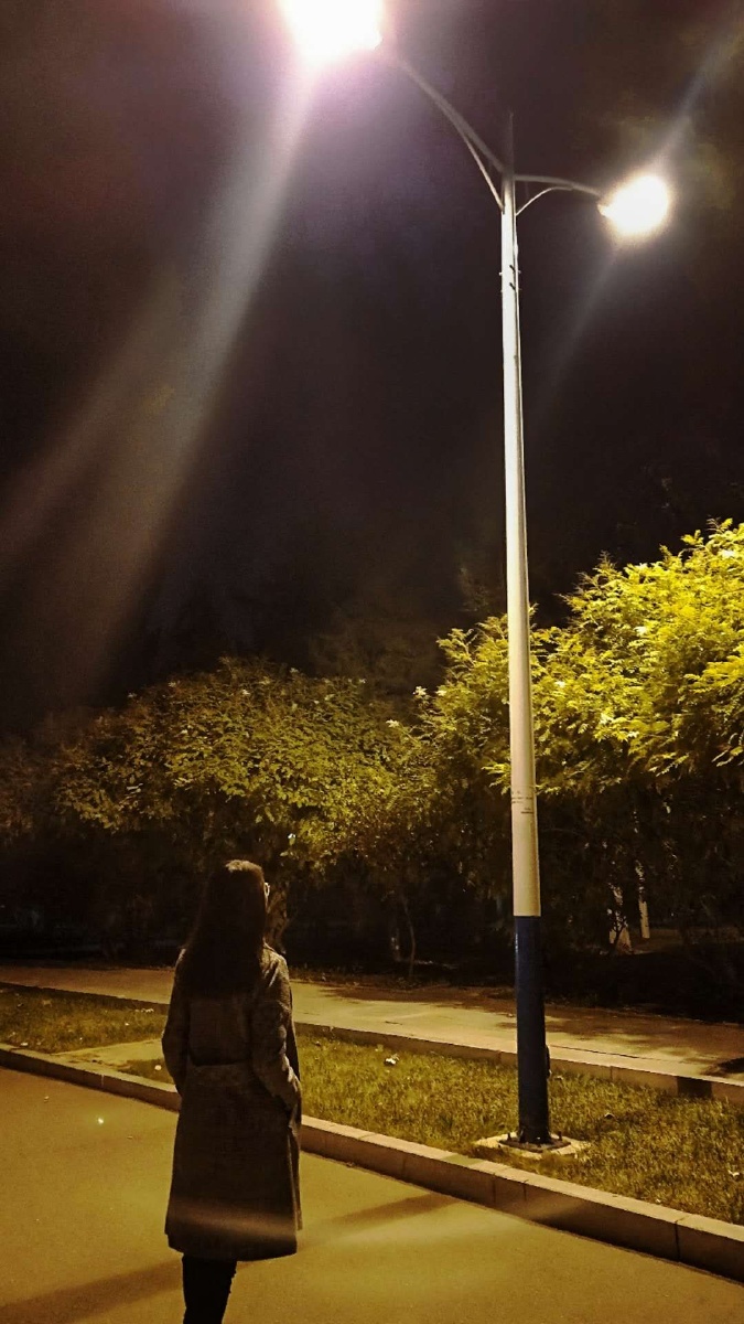 灯下孤独的背影