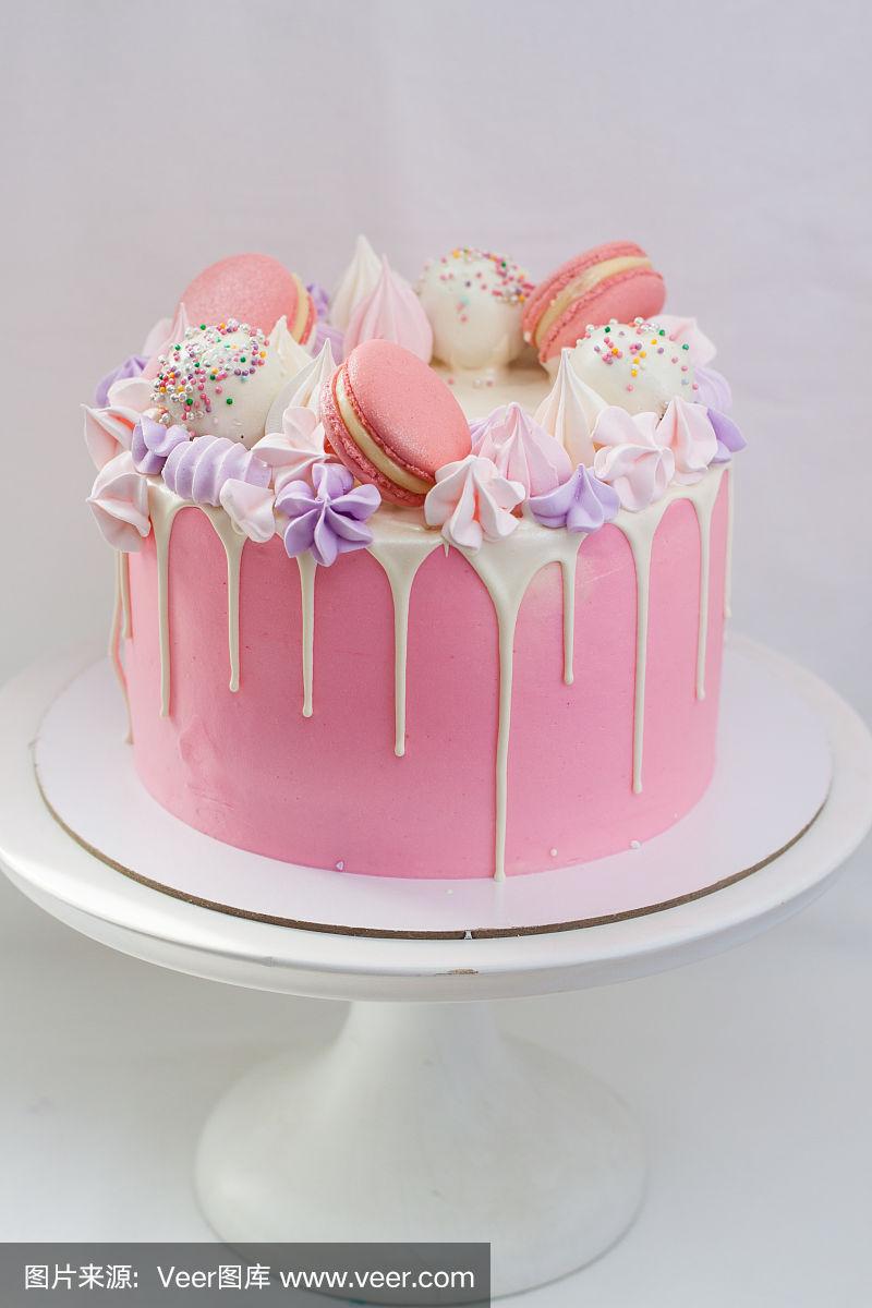 柔软的粉红色蛋糕装饰融化的白巧克力,蛋白杏仁饼干,蛋白酥,蛋糕