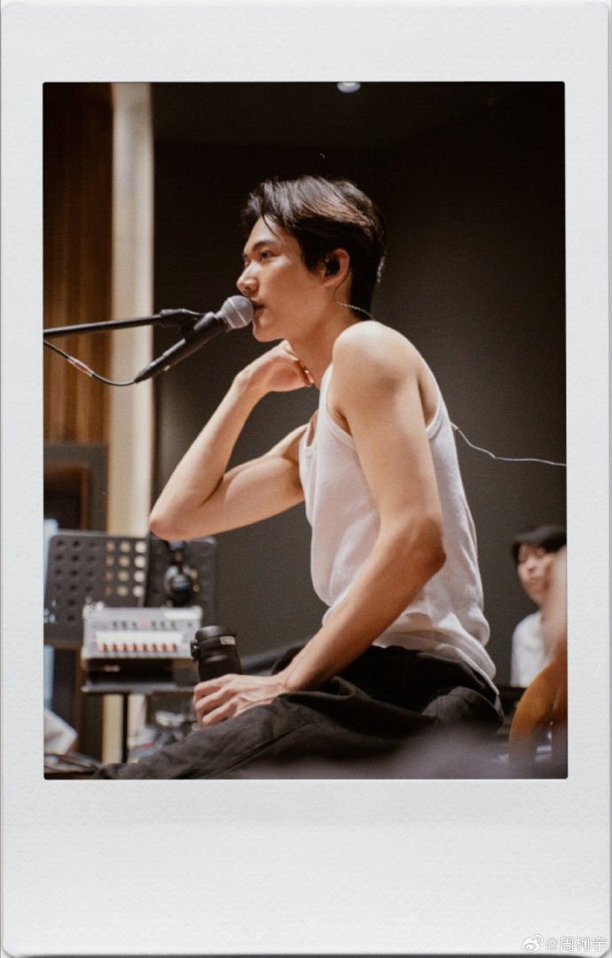 周柯宇北京演唱会排练照96白色背心露出的肌肉我直接斯哈演唱会倒
