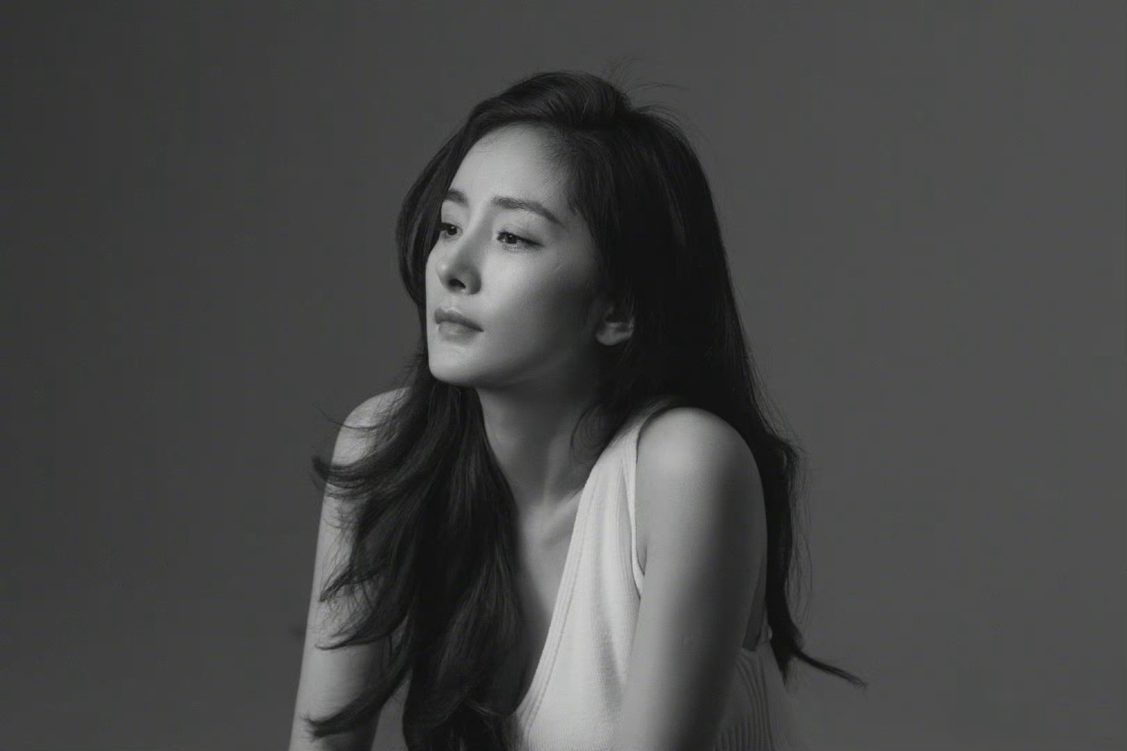 杨幂最新黑白质感大片释出,一头乌黑长发清冷高级