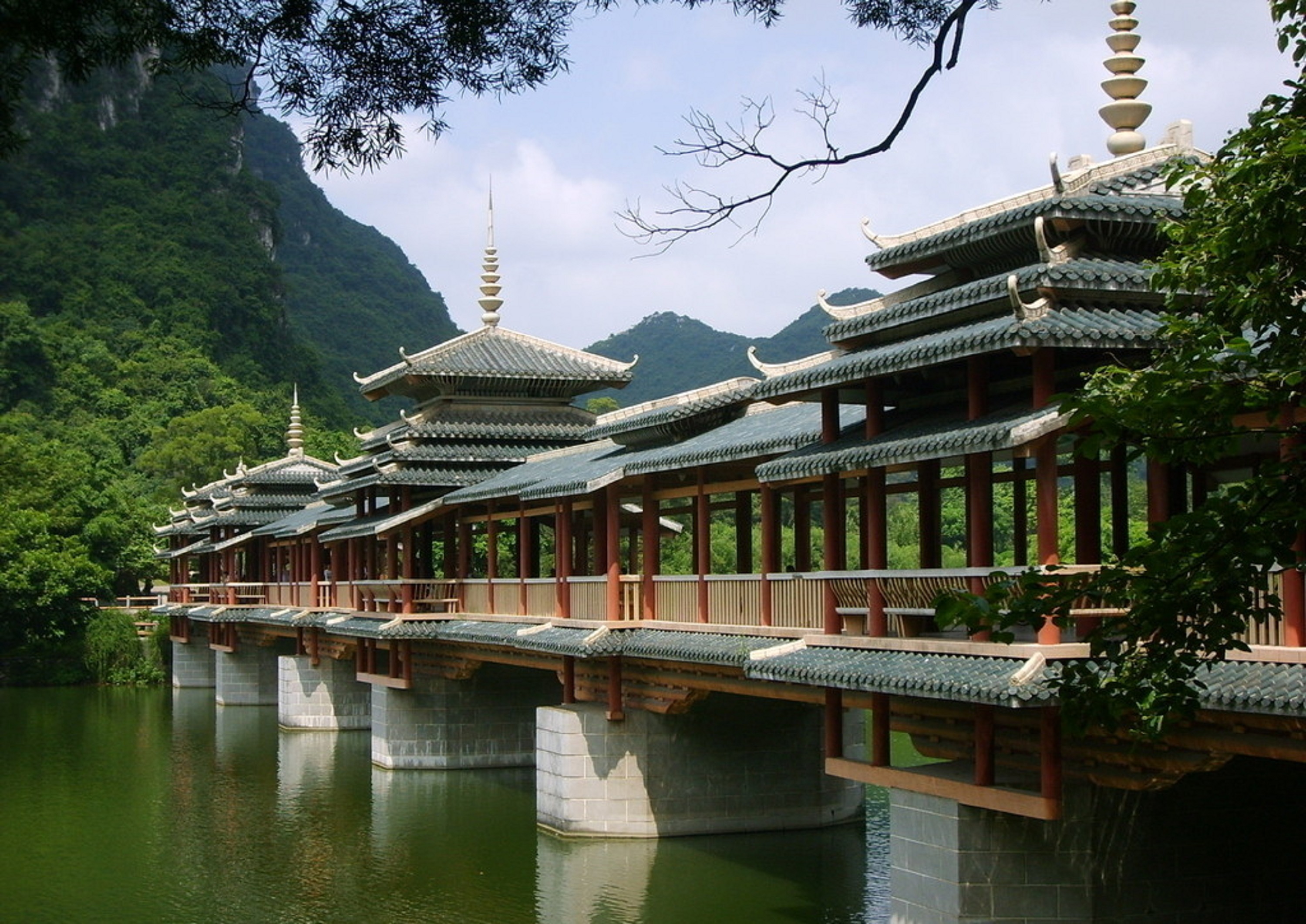 规划面积约544公顷, 是一个喀斯特自然山水景观,中国南方少数民族风情