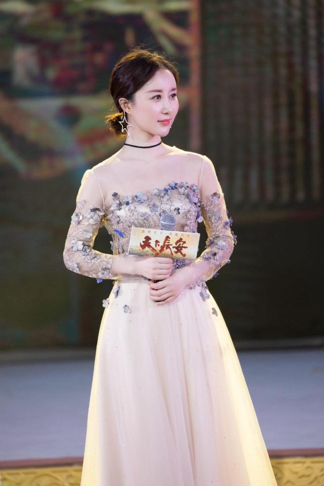 31岁舒畅越来越美了,穿连衣裙女人味倍足,扎发造型美到不敢认