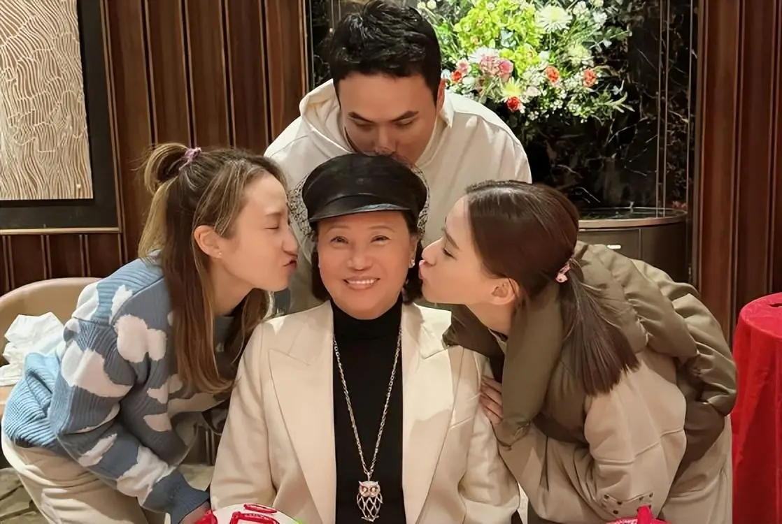 而何超莲的龙凤胎弟弟何猷启则在母亲身后亲吻头顶,看得出很珍视妈妈