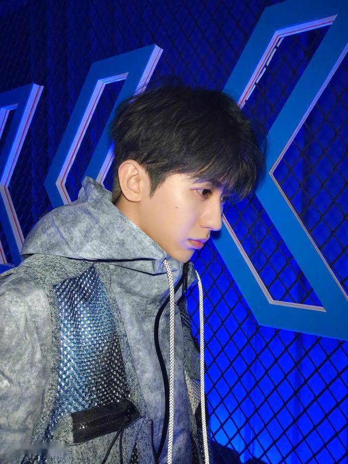 蔡徐坤八宫格自拍新鲜出炉!果然帅哥自拍只需要打开前置摄像头