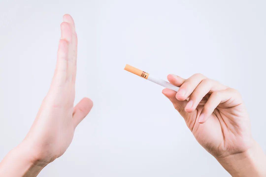 当然运动也要讲求从少增多的缓冲原则,坚持最为重要,当你实在烟瘾难耐