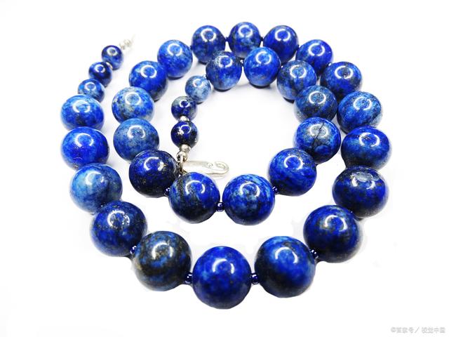 青金石是一种珍贵的宝石,因其独特的蓝色和金色纹理而备受青睐.