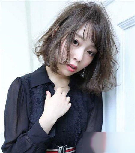 如果想要一款显年轻又慵懒时尚的卷发发型,小编建议你在日系发型中