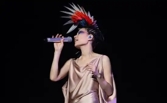 王菲唱《心经》感动歌迷 海报羽毛装首次亮相