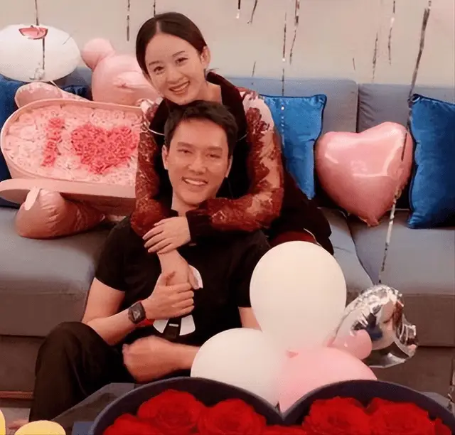 2018年10月,冯绍峰赵丽颖晒结婚证官宣结婚,2019年3月赵丽颖生下儿子