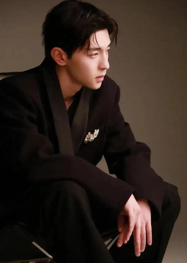 邓伦,作为一位知名男星,曾经因主演《香蜜沉沉烬如霜》等作品而走红一