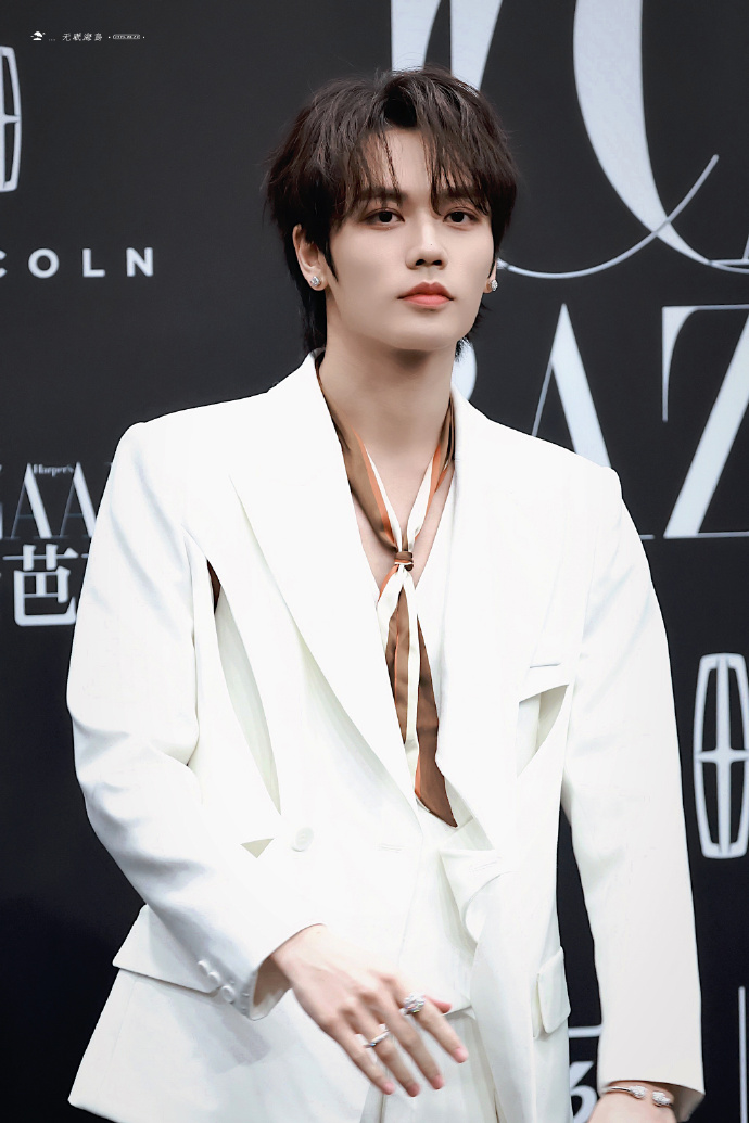 林彦俊白色v领西装造型