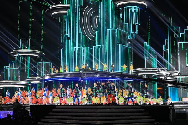 柔宇产品首登央视春晚舞台近千片柔性屏组成亮眼柔衣