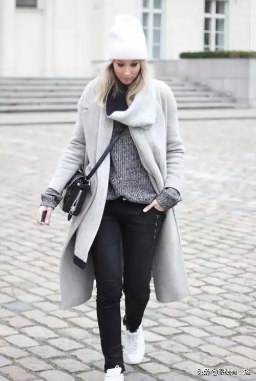 烟灰色裤子配什么颜色的外套