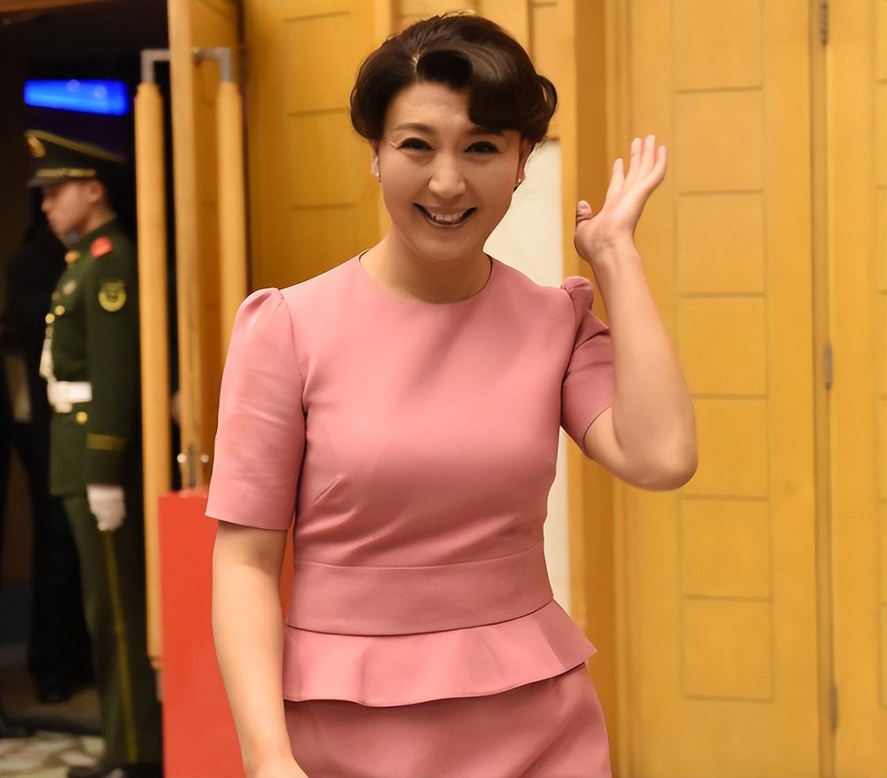 回顾演员闫学晶45岁意外怀孕继女和儿子的一番话让她老泪纵横