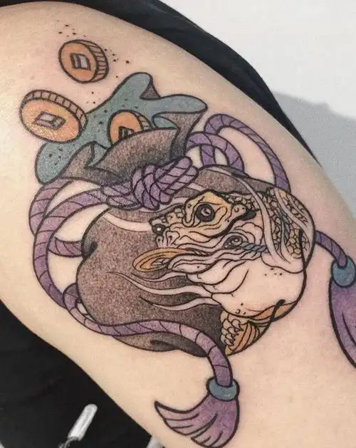 老传统钱袋纹身图片_手臂手部老传统钱袋金蟾铜钱纹身图案