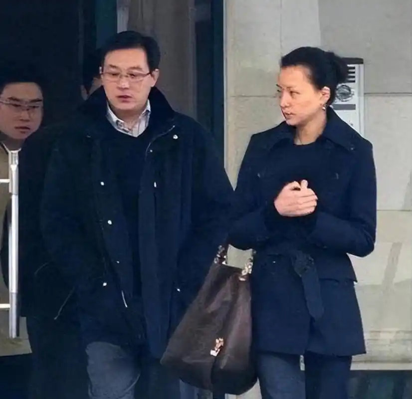 "   董卿想必大家都有所耳闻,她是一个优秀的主持人,她靠着婀娜的身材