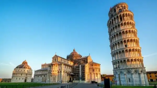 世界塔建筑中因为倾斜而出名,最有名,最具典范的就是意大利托斯卡纳省