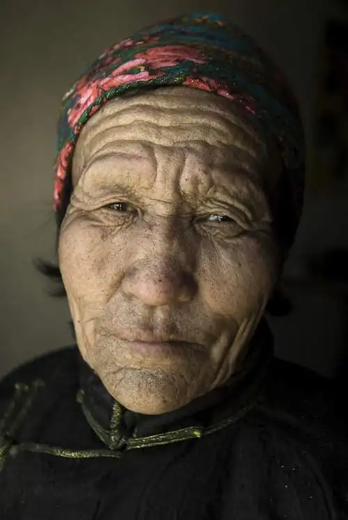 西方人,脸,头,眼睛,鼻子,嘴,脸颊,眉毛,睫毛,皱纹,一个人,竖图,室内