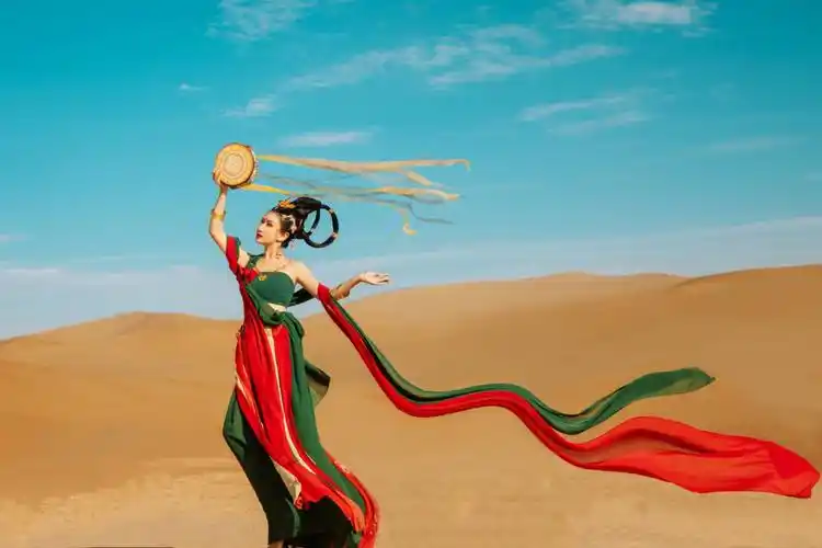 敦煌鸣沙山飞天写真