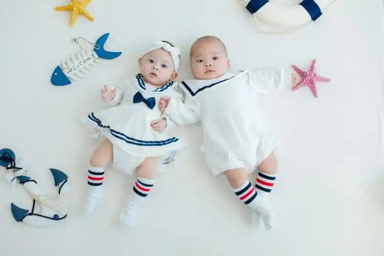 龙凤胎兄妹的萌娃照