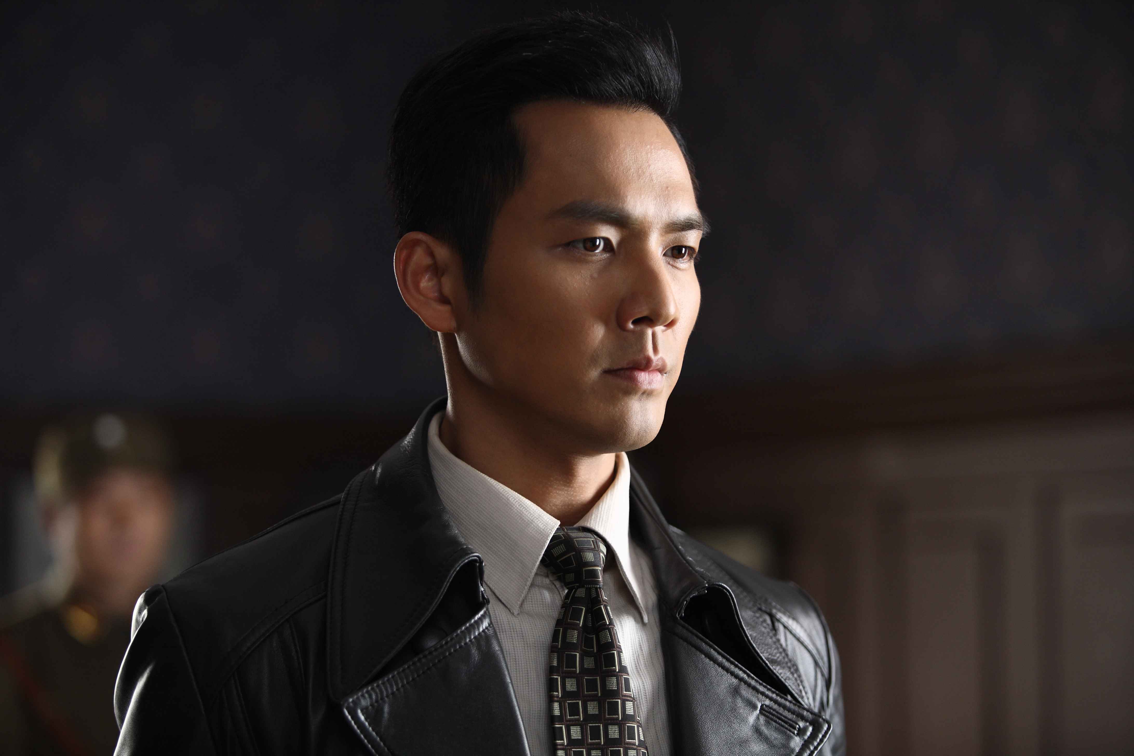 原创钟汉良一身军装颜值不减当年,与杨幂同坐非常养眼