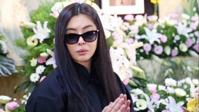 近日,女神王祖贤现身网络平台,隔空祝福粉丝新年快乐.