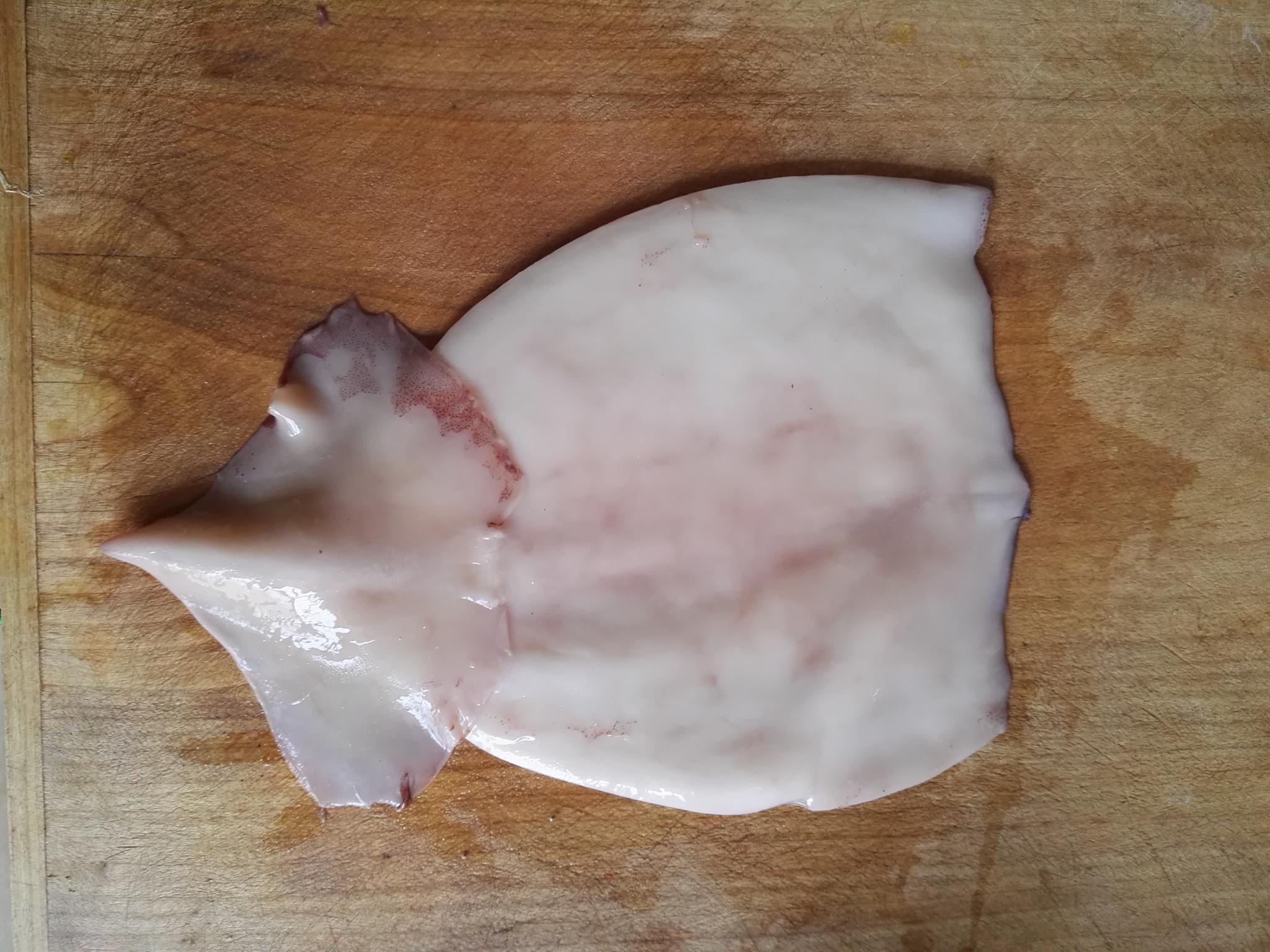 3.将鱿鱼切花刀,红椒切菱形,蒜苔切寸段