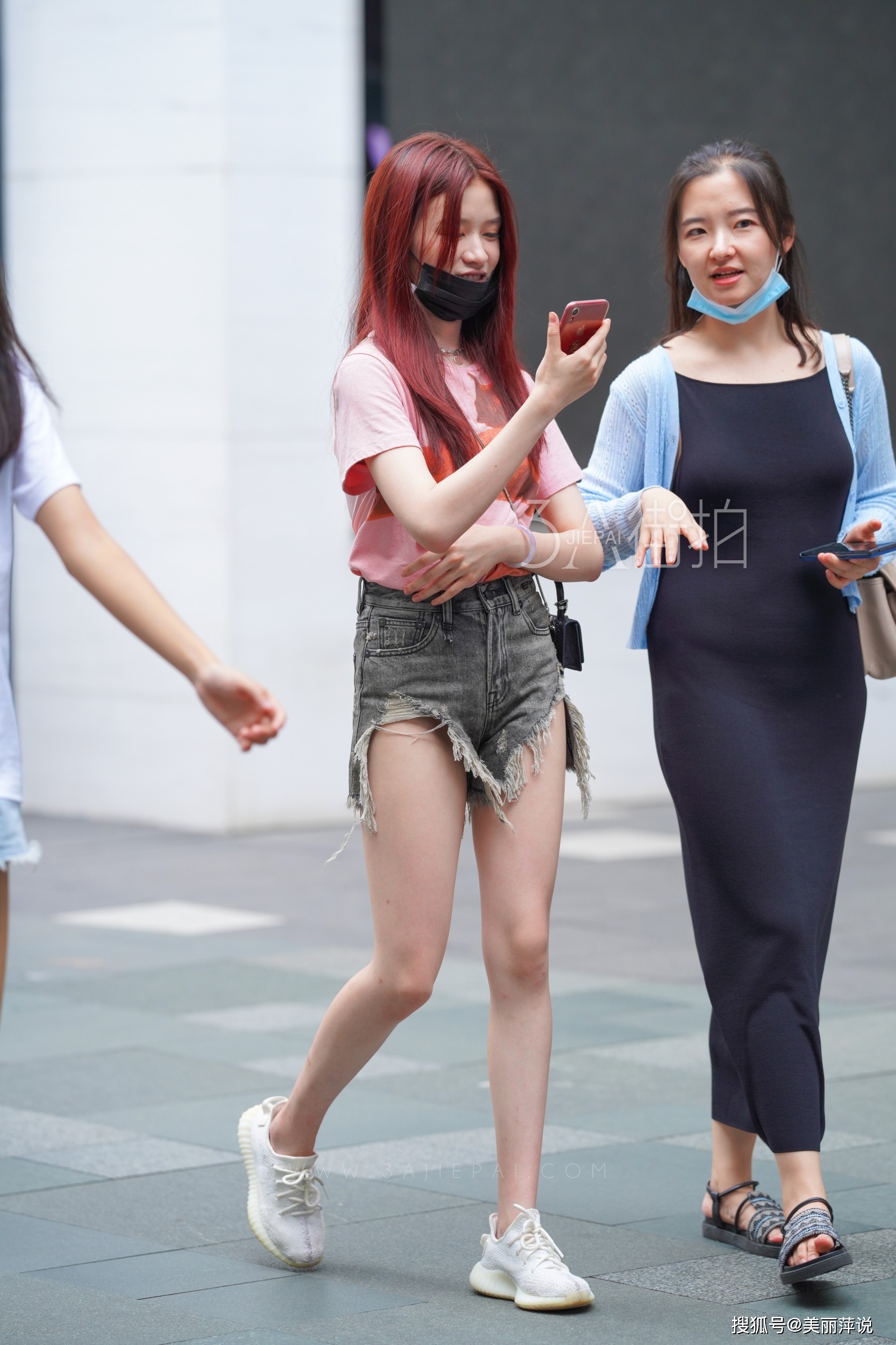 小家碧玉的美腿魅力的红色头发小姐姐身材腿型完美