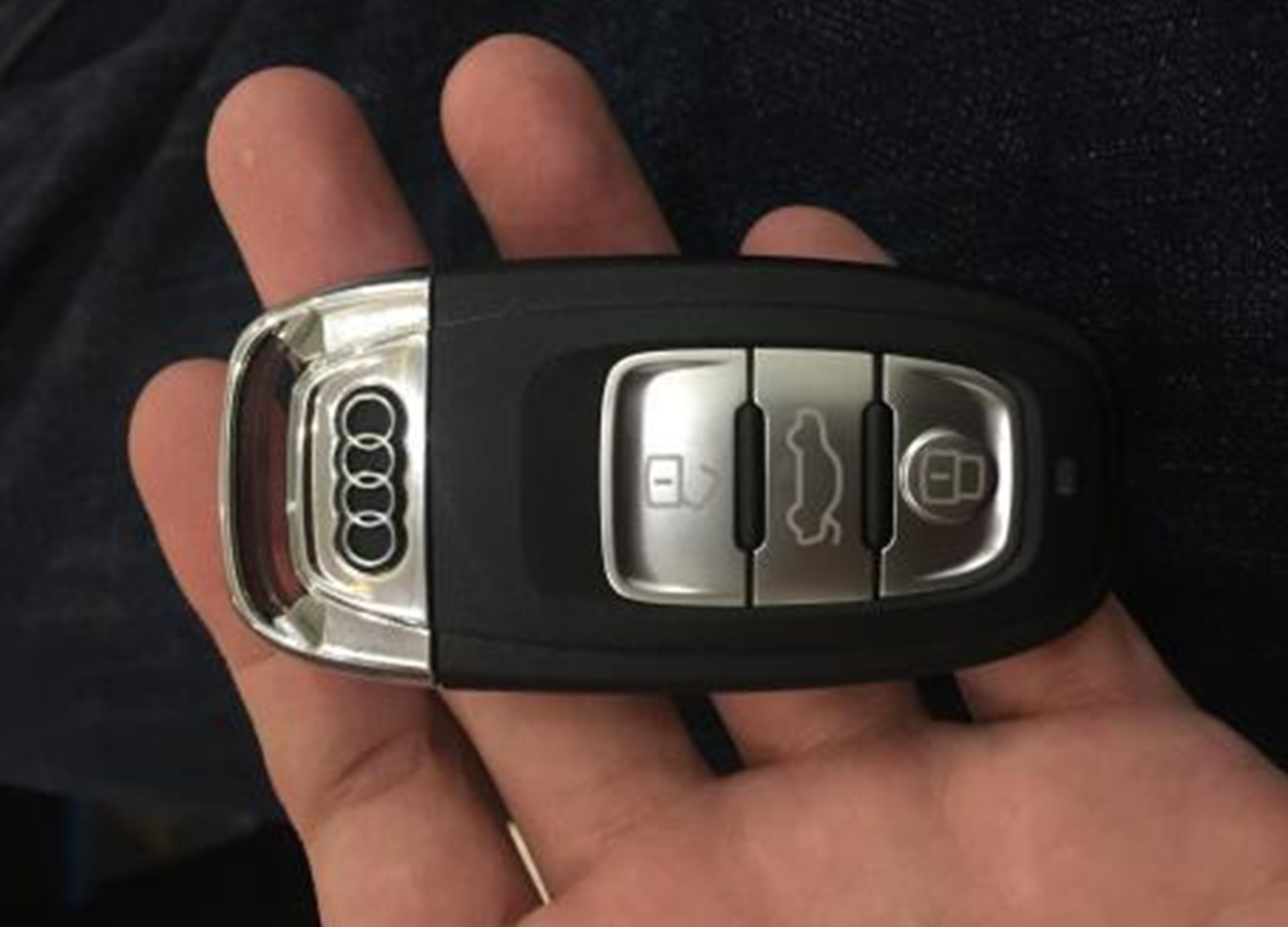 奥迪a6的钥匙怎么换电池?