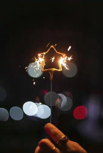 手持的五角星形烟花棒