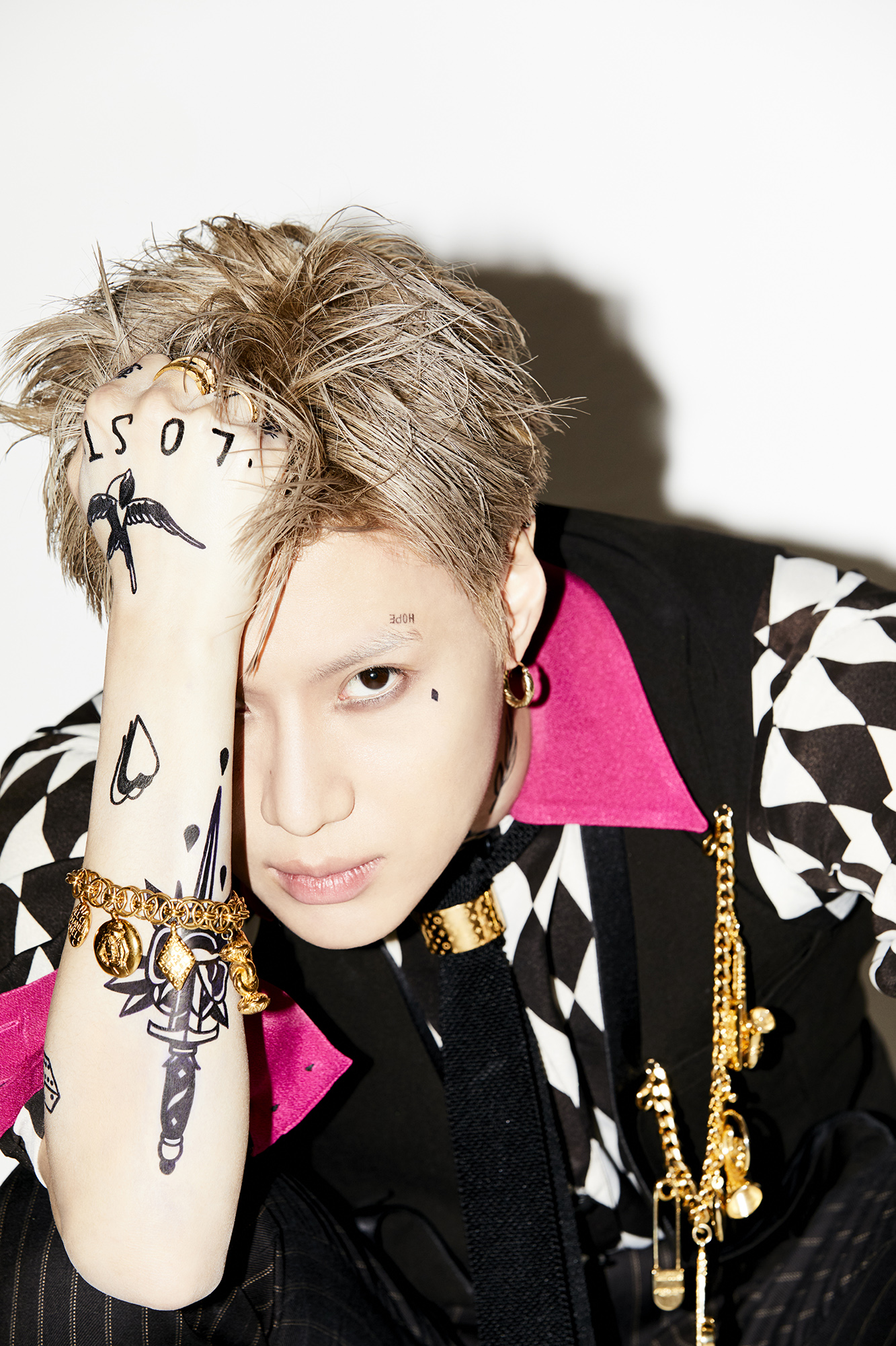 个人官方网站以及shinee各个sns账号公开了全新的预告照,以印字纹身