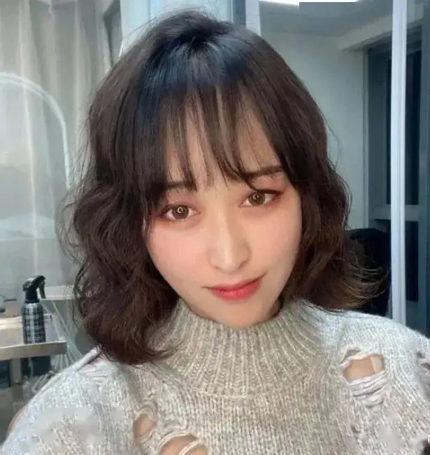 洋气俏皮的中短卷发,款款好看又时尚,而且这样的烫发发型,还特别适合