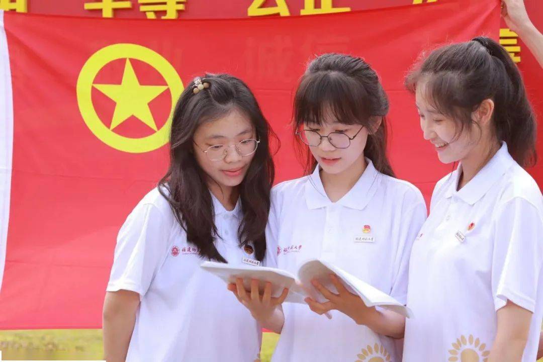 心之所向国之大者,吾辈担当一起向未来 一直在路上中国青年 佩戴团徽