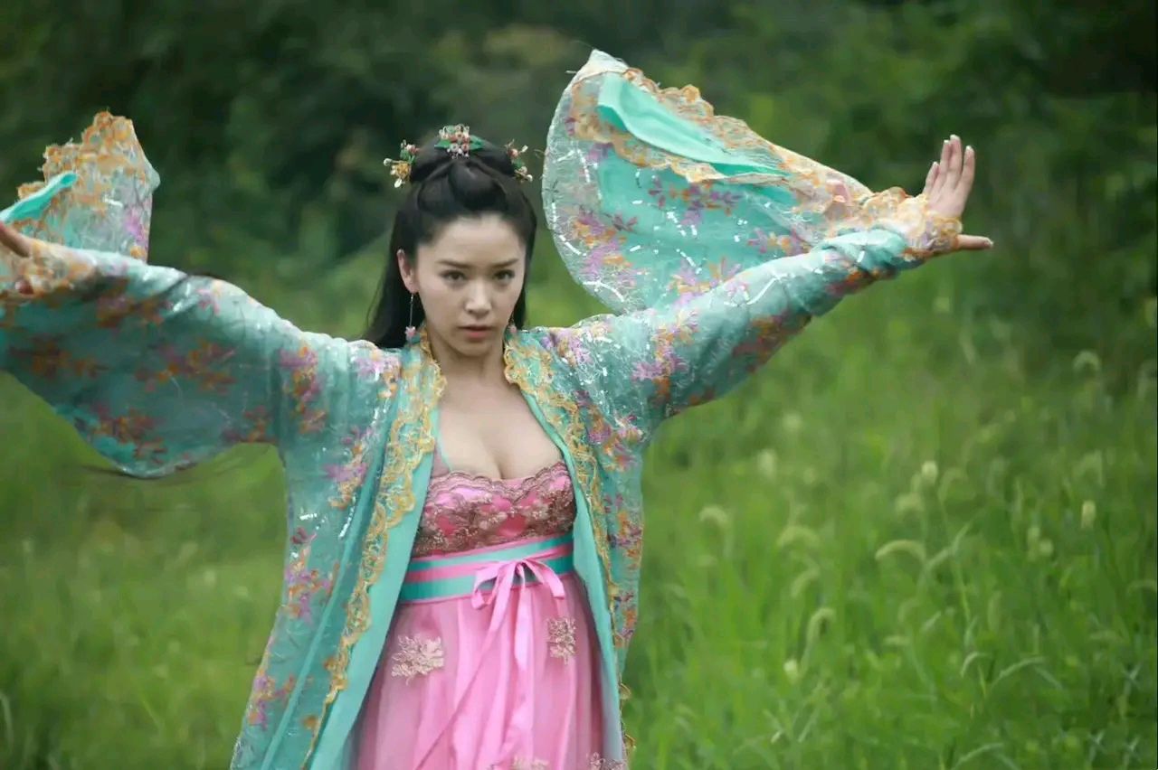 阚清子和任嘉伦的《通天狄仁杰》剧照,这妆造怎么有点雷,当时两人还都