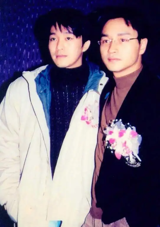 张国荣就曾经说过:"周星驰对小朋友没什么爱心,对女朋友就很有爱心.