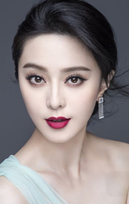 范冰冰早期出席活动,"妖娆"姿态吸人眼球,你确定不多看几眼?