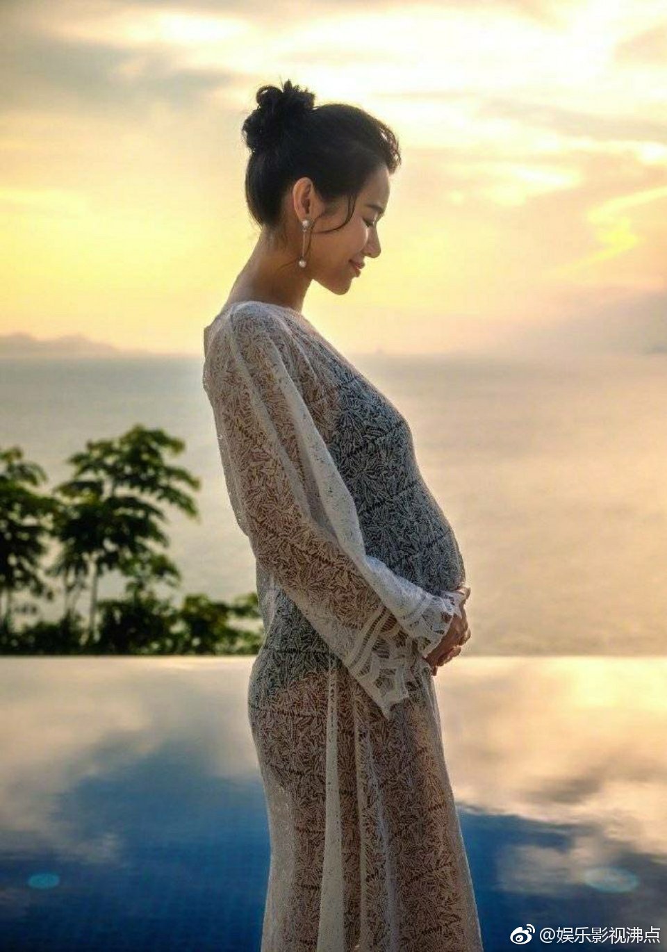 胡杏儿孕照,女星怀孕身材只胖肚子,真是好厉害! zt