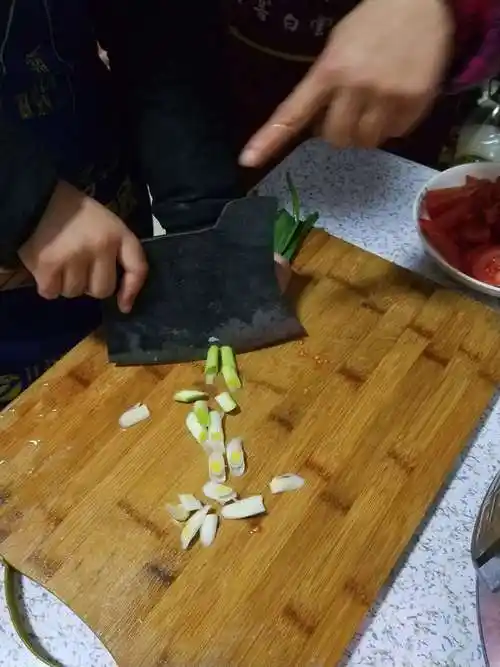 拿菜刀的姿势还算到位!嘻嘻!