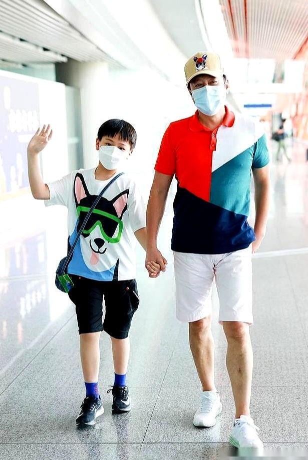 蔡国庆全家照曝光!54岁他不老和儿子帅成兄弟,富婆老婆老成阿姨