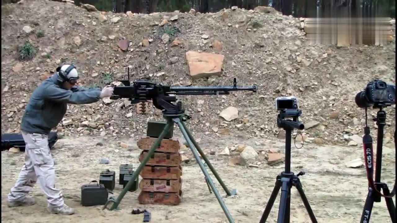 苏联德什卡重机枪射击