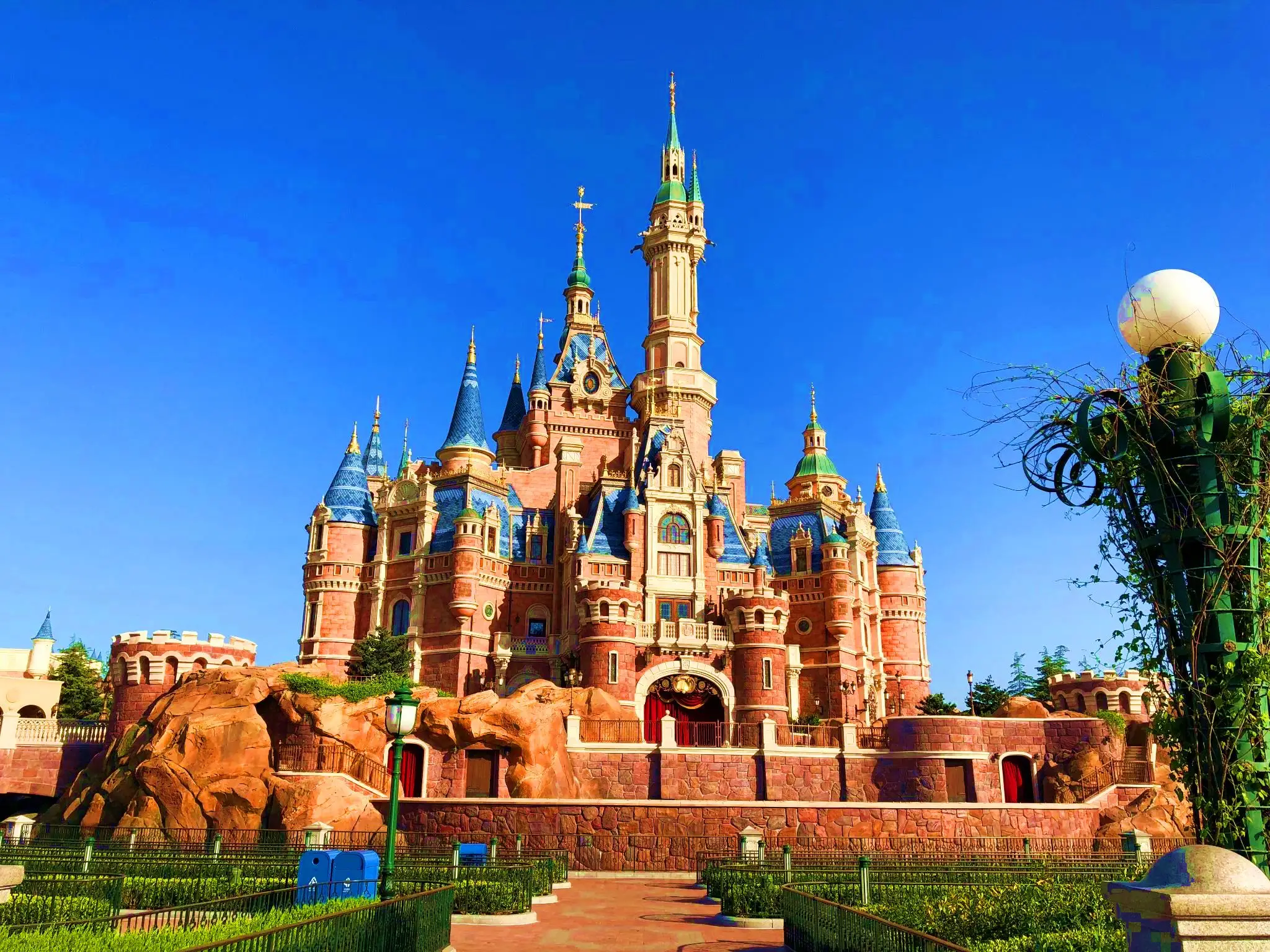 童话世界,梦幻城堡:上海迪士尼乐园的欢乐时光