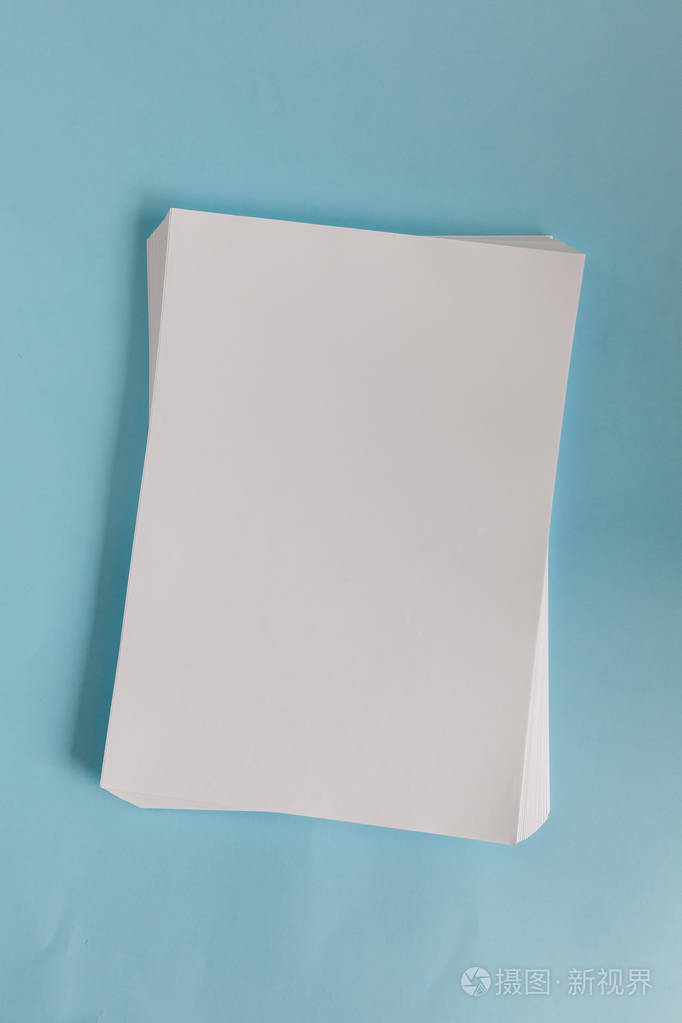 在蓝色背景上的空白办公纸a4模拟