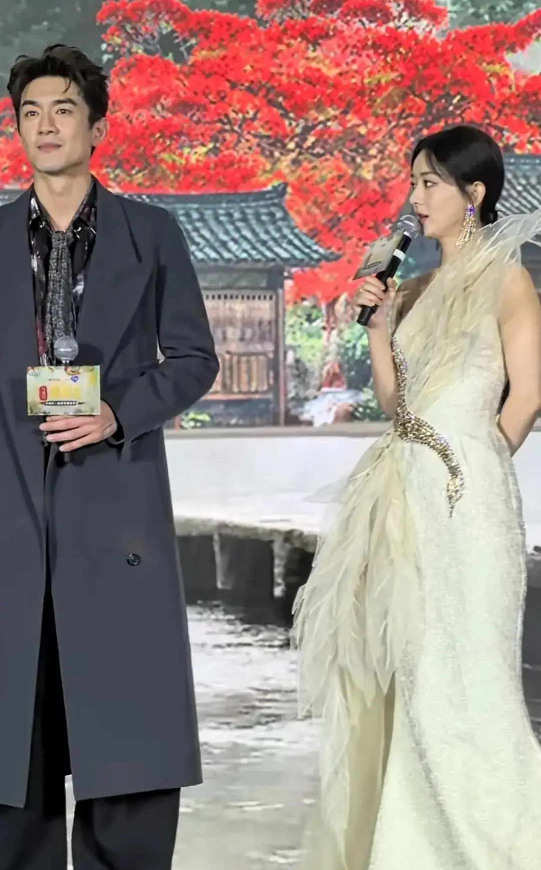 赵丽颖和曾黎同框,身高差好萌,林更新还抢着拉裙摆_俩人_凤行_剧中