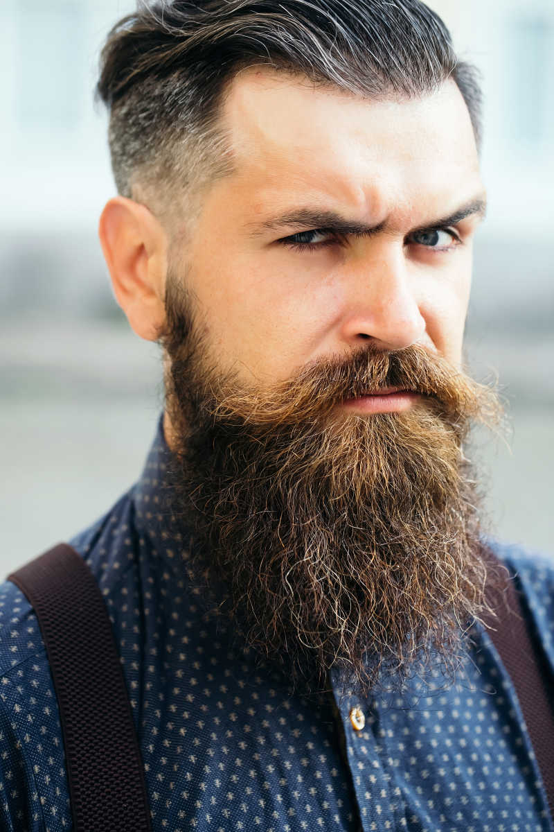 给自己剃胡子的理发师